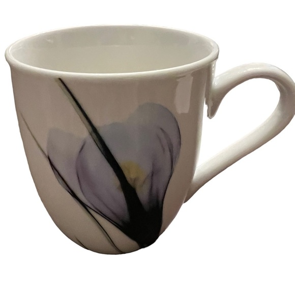 Everyday White China teacup/mug, delicate but coffee mug-sized. Pretty. - Picture 4 of 8